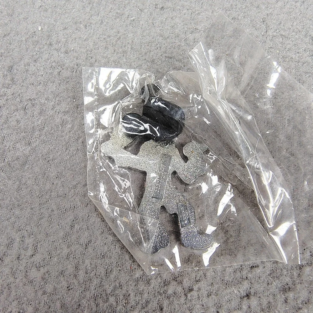 Disney‎ Hidden Mickey Pin Haunted Mansion EZRA Skeleton Hitchhiker 2007 New